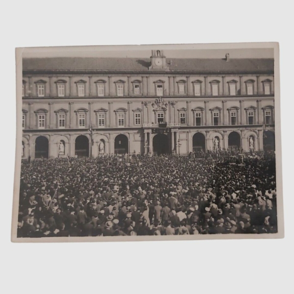 Fascismo a Napoli. Adunata in Piazza del Plebiscito. www.colonneselibri.it